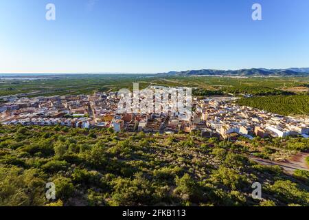 Vista panoramica di una città circondata da vegetazione verde Foto Stock