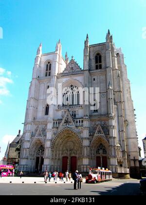 La parte anteriore della Cattedrale di St. Pierre et St. Paul, Nantes, Bretagna, Francia, Europa Foto Stock