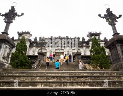 Hue, Vietnam - 12 marzo 2016: Sui terreni della Tomba di Khai Ding, una delle Tombe imperiali di Hue Foto Stock