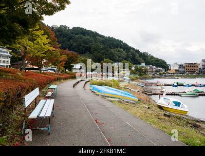 Fujikawagichiko, Giappone - 17 ottobre 2017: Passeggiata sul lago Kawaguchiko vicino al parco Rinsaku e alla stazione della funivia Foto Stock