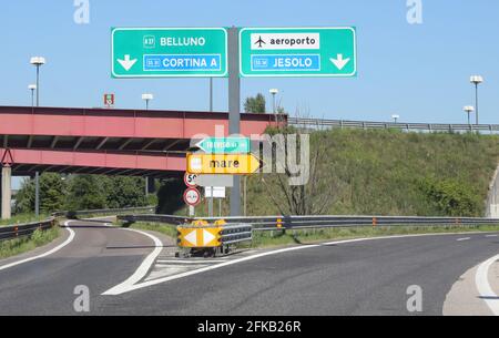 bivio sull'autostrada con indicazioni per raggiungere il mare resorts nel Nord Italia e testo MARE che significa MARE In lingua italiana Foto Stock