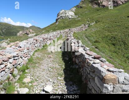 Antica trincea utilizzata durante la prima guerra mondiale dai soldati Al confine tra Italia e Austria in montagna Foto Stock