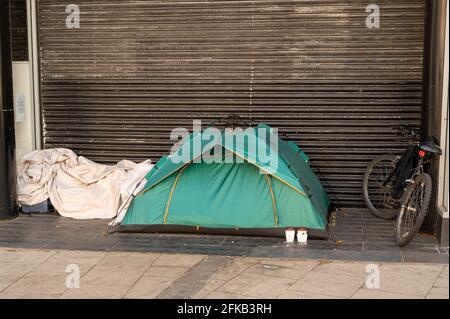 Norwich centro città chiuso porta del negozio Rough Sleeps tenda ed effetti personali Foto Stock