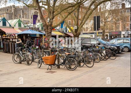 Norwich City Centre, il parcheggio per biciclette e i posti auto per disabili accanto al famoso mercato. Foto Stock