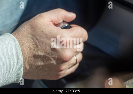 Una mano dell'uomo sul cambio nella vettura.primo piano Foto Stock