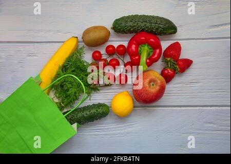 Foto concettuale di frutta e verdura sane in carta ecologica borsa Foto Stock