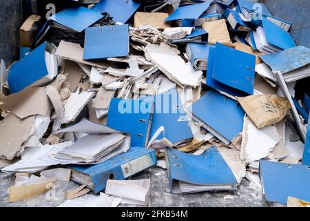 Cartongesso e leganti ad anello, alcuni contenenti dati riservati e indormazioni, sono sul retro del camion di un appaltatore di liquidazione degli uffici nel West End, il 29 aprile 2021, a Londra, Inghilterra. Foto Stock