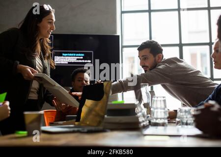 Imprenditori maschili e femminili che discutono sopra il prodotto all'ufficio creativo Foto Stock