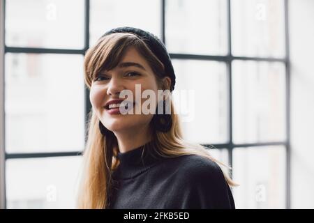 Ritratto di imprenditrice sorridente in ufficio Foto Stock