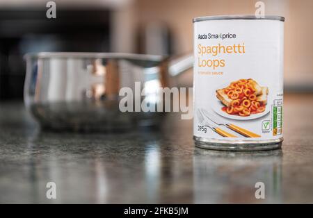 Anelli di spaghetti Asda Smart Price - Spaghetti in lattina con un padella sfocata e sfondo della cucina Foto Stock