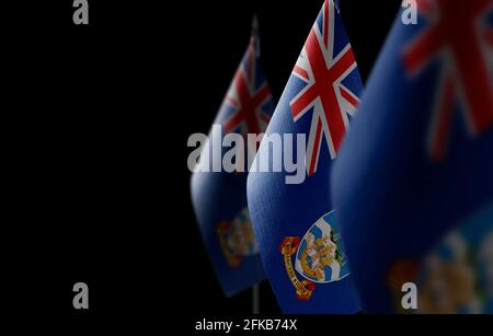 Piccole bandiere nazionali delle Isole Falkland su un nero sfondo Foto Stock