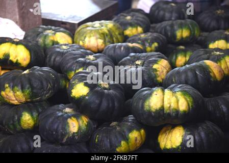 verdure di zucca verde fresche e naturali Foto Stock