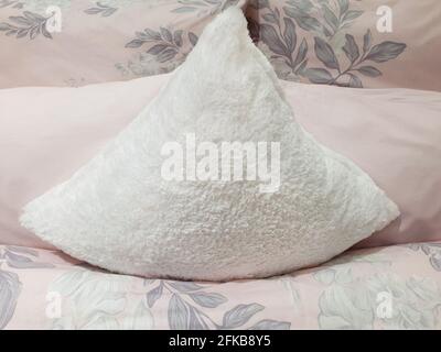 Letto grande e confortevole con molti cuscini diversi Foto stock - Alamy