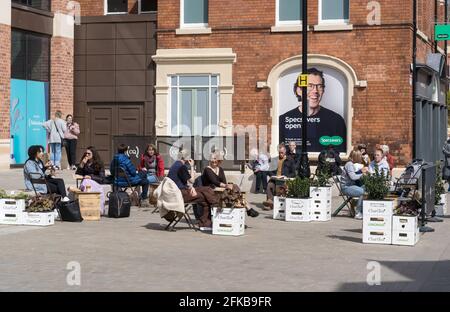 Le persone che si godono il relax di restrizioni a causa del covid Sincil Via Lincoln Lincolnshire Foto Stock