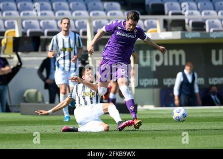 Firenze, 25 aprile 2021 Rodrigo Bentancur del FC Juventus e Dusan Vladovic dell'AC Fiorentina alla Fiorentina contro Juventus Serie A League Cred Foto Stock