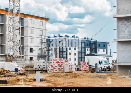 Bielorussia, Minsk - 28 maggio 2020: Cantiere con materiali industriali da costruzione e nuovi edifici in costruzione esterni. Foto Stock