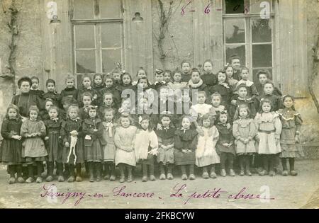 Alunni di Savigny-en-Sancerre Paese: Francia. Reparto: 18 - Cher. Regione: Centro. Vecchia cartolina, fine 19 - inizio 20 ° secolo. Foto Stock