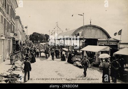 LES QUAIS un JOUR DE MARCHE A CAUDEBEC-EN-CAUX 76-SEINE-MARITIME Regione: Normandie (ex Haute-Normandie) inizio del 20 ° secolo cartolina d'epoca Foto Stock