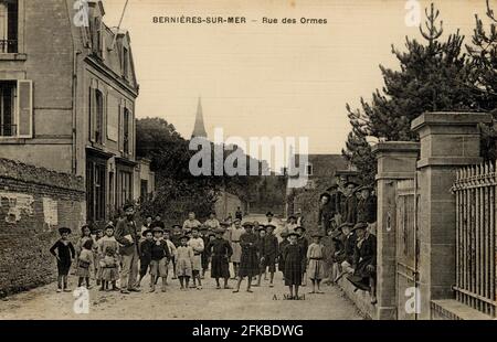 RUE DES ORMES A BERNIERES-SUR-MER 14-CALVADOS Regione: Normandie (ex basse-Normandie) inizio del 20 ° secolo cartolina d'epoca Foto Stock