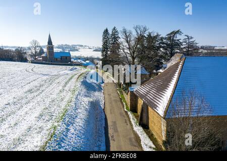 Un sentiero limpida che conduce verso una chiesa coperta di neve. Foto Stock