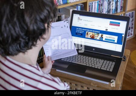 Illustrazione di una dichiarazione fiscale online sul sito impots.gouv.fr. Francia il 22 aprile 2021. Foto di Matarezo/ANDBZ/ABACAPRESS.COM Foto Stock