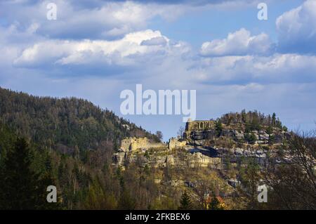 Vista panoramica del monte Oybin con le rovine del vecchio monastero e brigante barone fortezza con cielo nuvoloso in calda luce del sole Foto Stock