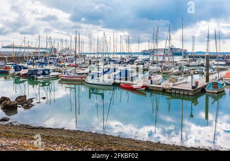 Yacht e barche ormeggiate in città Quay Marina in inverno a Southampton, Hampshire, Inghilterra, Regno Unito. Foto Stock