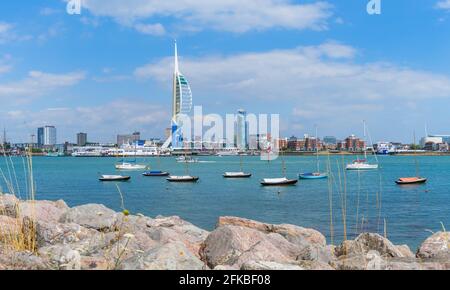 Vista di Portsmouth attraverso Portsmouth Harbour da Gosport a Portsmouth, Hampshire, Inghilterra, Regno Unito. Foto Stock