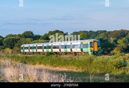 Rampa meridionale classe 377 Electrostar treno in viaggio attraverso la campagna nel South Downs di Arun Valley in West Sussex, Regno Unito. Foto Stock