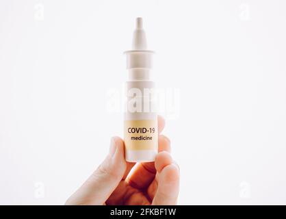 Persona che ha un nuovo trattamento contro Coronavirus COVID-19 spray nasale. Immagine concettuale di una persona che tiene a mano un nuovo e innovativo flacone spray nasale con Foto Stock