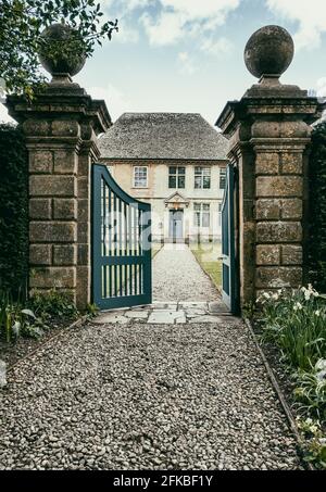 Le porte d'ingresso alla casa padronale di Snowshill. Foto Stock