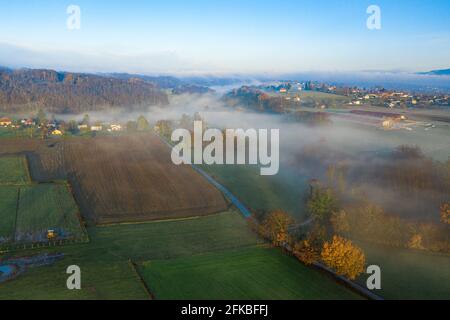 Fuco della città in una mattinata di nebbia nebbiosa. Foto Stock