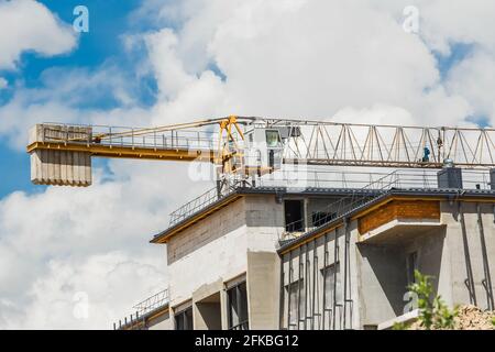 Bielorussia, Minsk - 28 maggio 2020: Gru a torre e moderno edificio urbano in costruzione in un sito industriale. Foto Stock