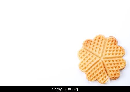 Semplici waffle belgi fatti in casa appena sfornati a forma di cuore isolati su sfondo bianco. Dolci europei da forno. Spazio di copia, primo piano, vista dall'alto, Foto Stock