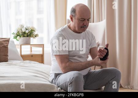 Rotolo di bendaggio per allungare il polso per il rilascio del dolore Foto Stock