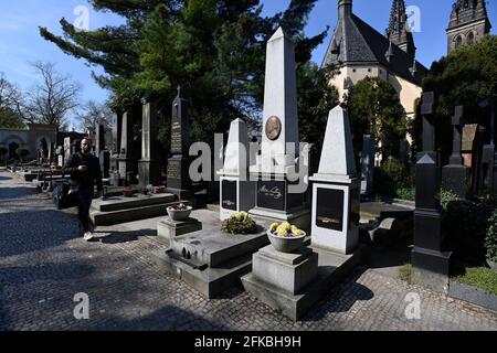 Praga, Repubblica Ceca. 30 Apr 2021. Tomba del compositore ceco Bedrich Smetana nel cimitero di Vysehrad a Praga, Repubblica Ceca, venerdì 30 aprile 2021. Credit: Ondrej Deml/CTK Photo/Alamy Live News Foto Stock