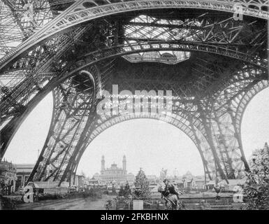 Esposizione Universelle, Paris,1889 : sotto la Torre Eiffel prima di intraprendere la salita. Foto Stock