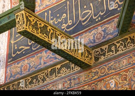 Particolare di Kufic su travi di legno, Tomba di Imam al-Shafi'i, il Cairo, Egitto Foto Stock