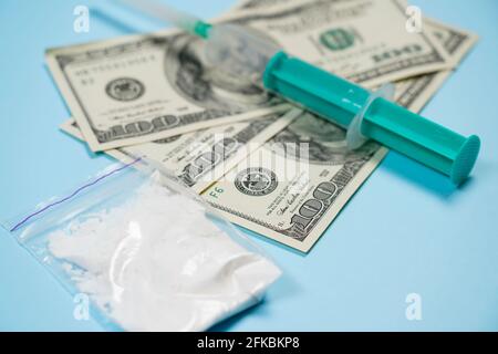 Concetto di consumo di droga, criminalità, dipendenza e abuso di sostanze - primo piano di droghe con denaro, cucchiaio e siringa. Copiare l'ortasi, l'ortasi per il testo. Foto Stock