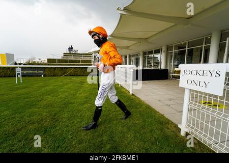 Il fantino Luke Morris lascia la sala di pesatura prima della prima gara all'ippodromo di Goodwood a Chichester. Data immagine: Venerdì 30 aprile 2021. Foto Stock