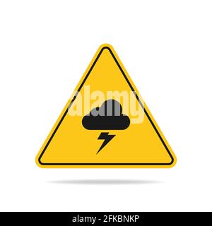 Il segnale triangolare di avvertimento di una minaccia di temporale con fulmini e simboli di nuvola è isolato su uno sfondo bianco. Illustrazione Vettoriale