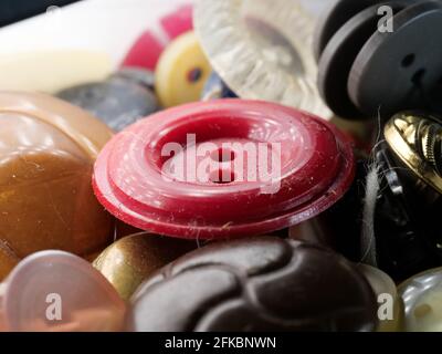 Collezione di bottoni assortiti per abiti di ricambio. Macro. DOF Foto Stock