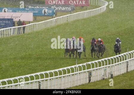 Thomas Greatrex a cavallo del ragazzo di Atalanta (a sinistra, viola) che viene a casa per vincere il Veuve Clicquot handicap come la neve cade durante la corsa all'ippodromo di Goodwood a Chichester. Data immagine: Venerdì 30 aprile 2021. Foto Stock