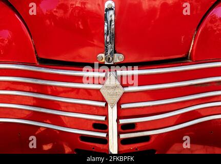 Griglia nel cofano con logo Renault primo piano sulla Renault vintage auto a Danang, Vietnam - 09 marzo 2020 Foto Stock