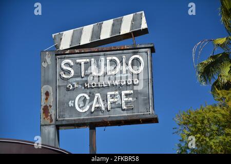 LOS ANGELES, CA, Stati Uniti d'America - 28 MARZO 2018 : Studio of Hollywood Cafe clapperboard neon at Hollywood Boulevard in Los Angeles, California. Hollywood Walk o Foto Stock