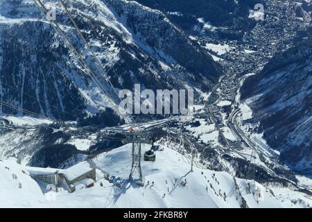 Courmayeur, Italia - 20 febbraio 2020: Funivia Alpina Skyway Monte Bianco da Courmayeur a Punta Helbronner con vista panoramica sul massiccio del Monte Bianco Foto Stock