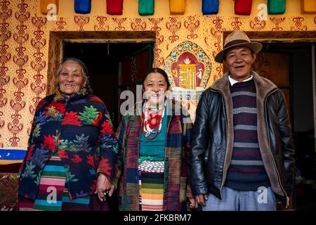 (210430) -- LHASA, 30 aprile 2021 (Xinhua) -- Tseten Lhamo (L) e la sua famiglia posano per una foto di gruppo a casa a Dongmar, nella contea di Rutog, nella prefettura di Ngari, nella regione autonoma del Tibet della Cina sud-occidentale, 26 aprile 2021. Tseten Lhamo, nato nel 1945, lavorò come serf prima della riforma democratica in Tibet nel 1959, che abolì il suo feudale sotto la teocrazia. 'La vita dei nostri servi è amara delle erbe amare', Tseten Lhamo ha ricordato la sua vita in passato. Dopo la riforma democratica, si sono avvenuti cambiamenti positivi. Tseten Lhamo ora vive in una grande casa con yaks e capre. (Foto di Kon Foto Stock