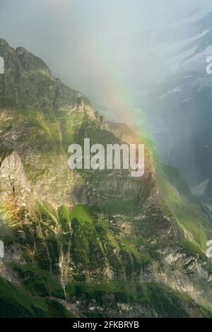 Arcobaleno sul maestoso monte Wetterhorn in estate, vista aerea, Grindelwald, Alpi Bernesi, Canton Berna, Svizzera, Europa Foto Stock