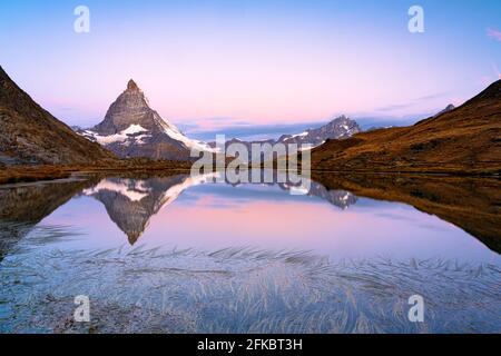 Cervino riflesso nel lago di Riffelsee all'alba, Gornergrat, Zermatt, cantone del Vallese, Svizzera, Europa Foto Stock