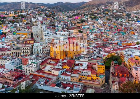 Vista sul sito patrimonio dell'umanità dell'UNESCO di notte, Guanajuato, Messico, Nord America Foto Stock